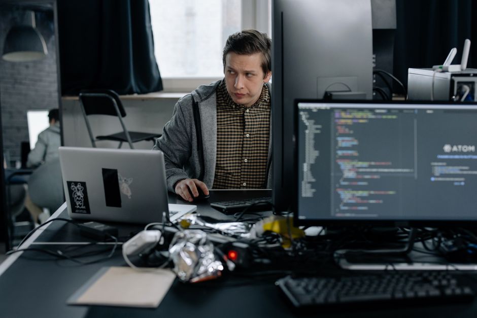 Programer u modernom uredu radi na programskom kodu