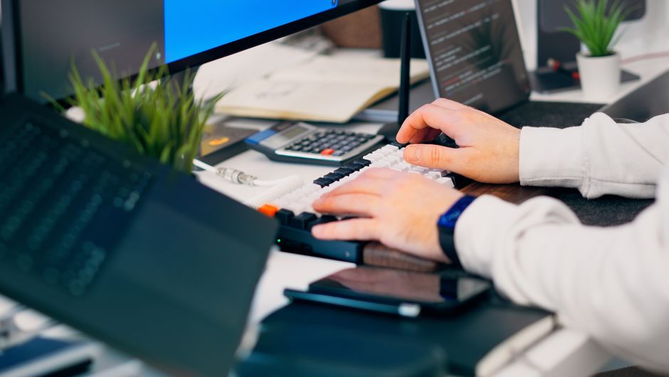 Close-up tipkanja na tastaturi u modernom tehnološkom prostoru